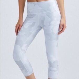 ALO Yoga Camo Cropped Leggings 22” Inseam Gray